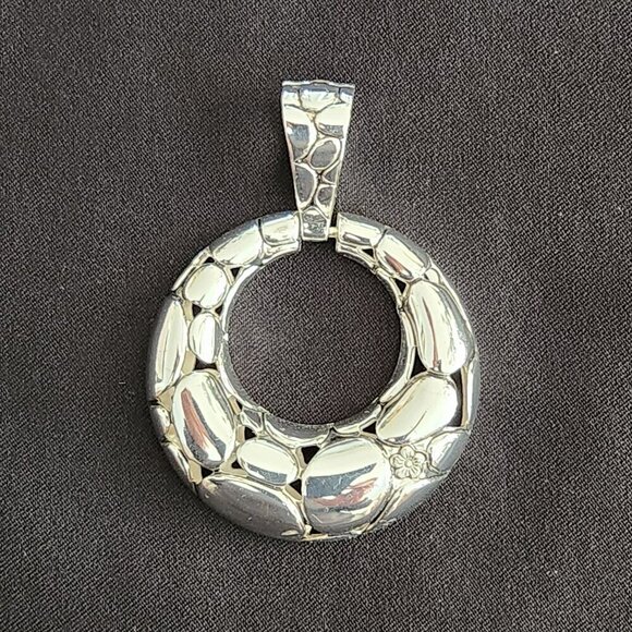 NWOT Silver Cobblestone Round Pendant - Picture 1 of 3